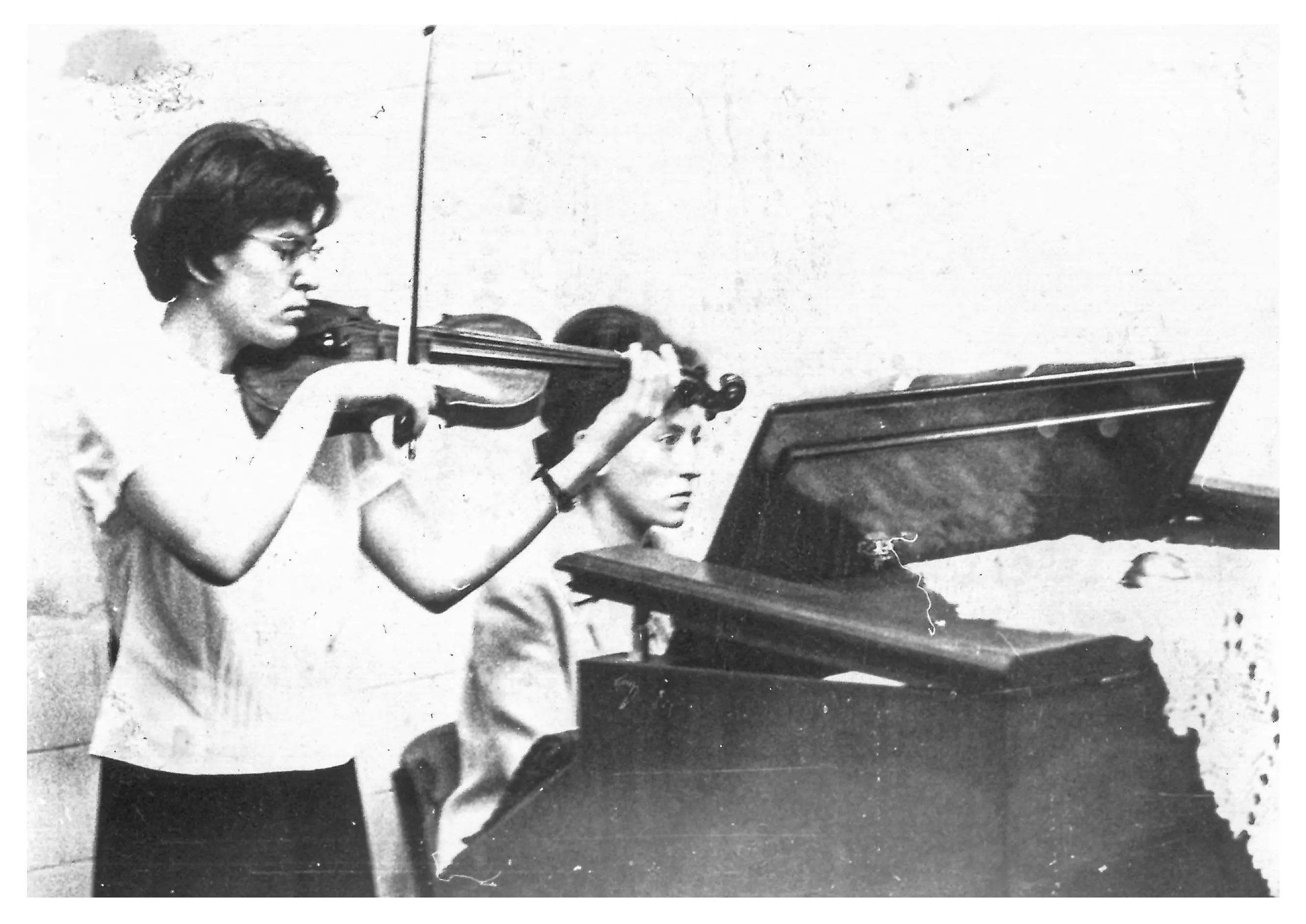 003 1966.10.23 Eszék ifjúsága a B ben Wendler Ibolya harmónium, Wendler Magda hegedű